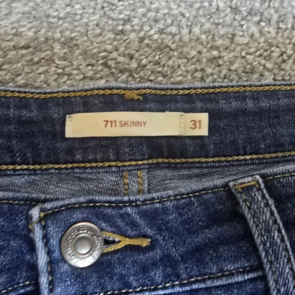 Levis Cut off Denim Shorts Waist Size 31 Raw Hem Medium/Dark Wash - Picture 3 of 9